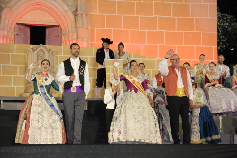 Acto homenaje a reinas y presidentes por el 75 aniversario de Fogueres Xàbia (112)