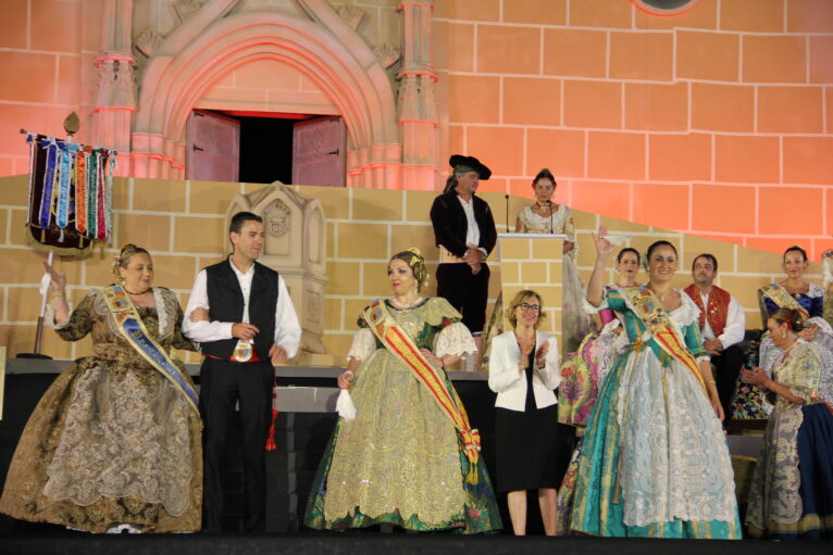 Acto homenaje a reinas y presidentes por el 75 aniversario de Fogueres Xàbia (115)