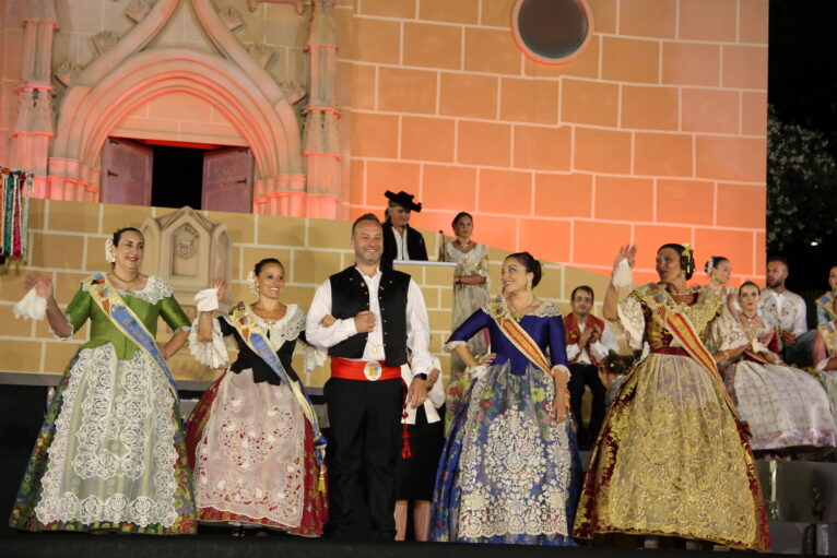 Acto homenaje a reinas y presidentes por el 75 aniversario de Fogueres Xàbia (133)