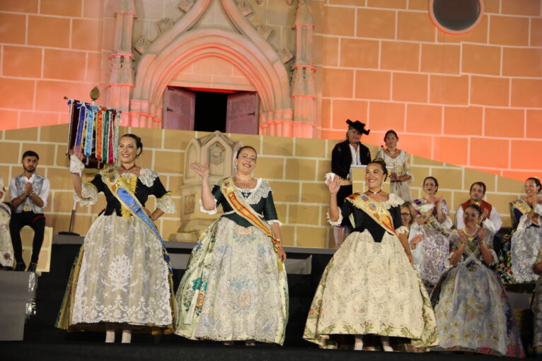 Acto homenaje a reinas y presidentes por el 75 aniversario de Fogueres Xàbia (140)