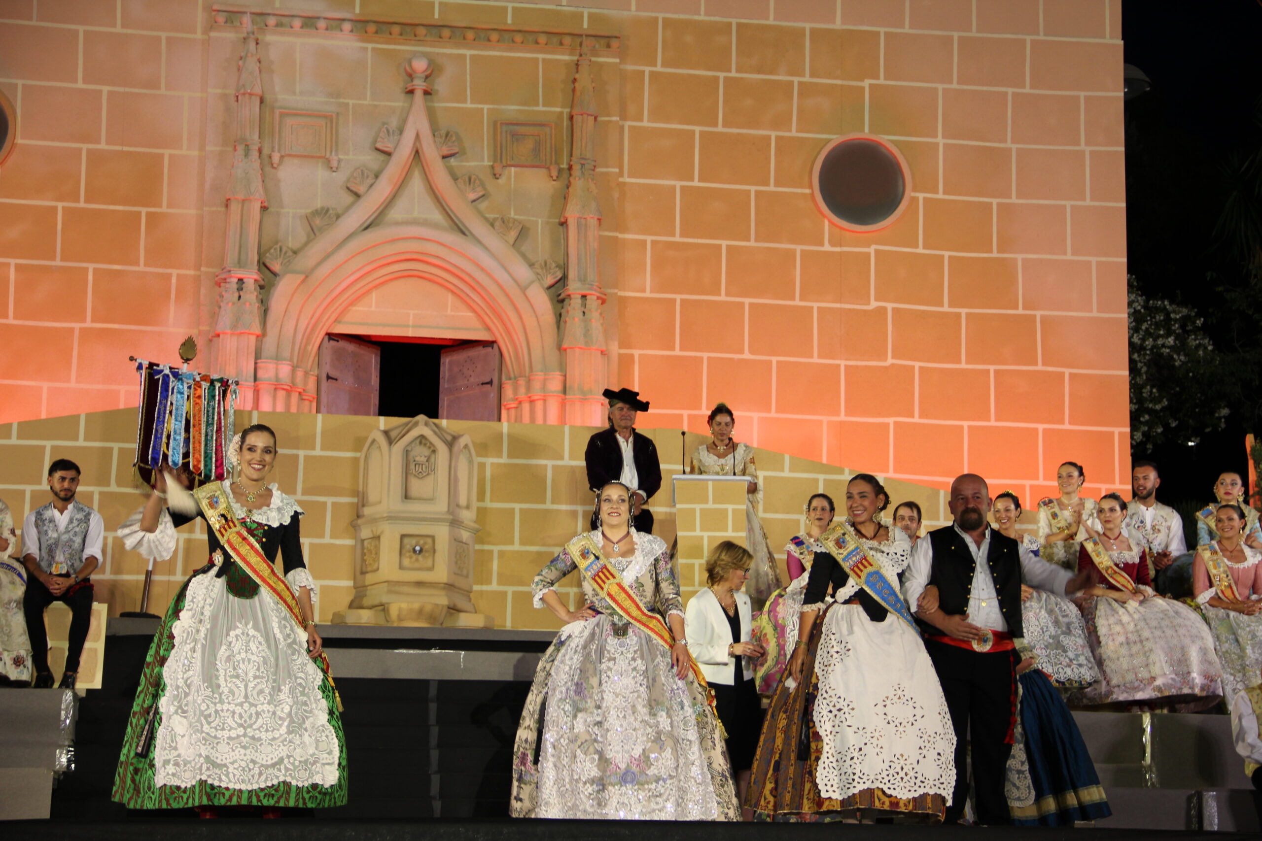 Acto homenaje a reinas y presidentes por el 75 aniversario de Fogueres Xàbia (142)