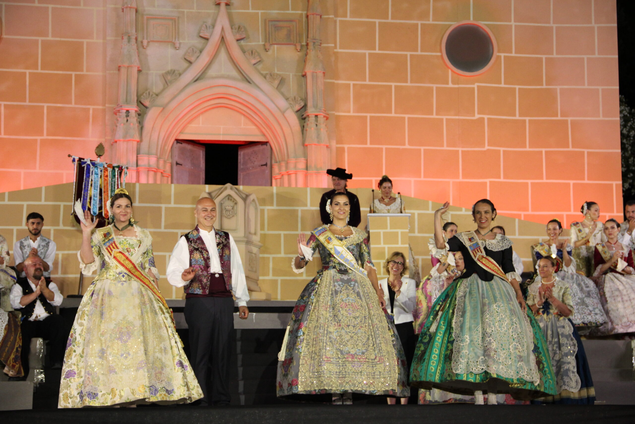 Acto homenaje a reinas y presidentes por el 75 aniversario de Fogueres Xàbia (153)