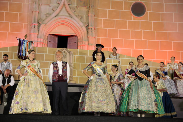 Acto homenaje a reinas y presidentes por el 75 aniversario de Fogueres Xàbia (158)