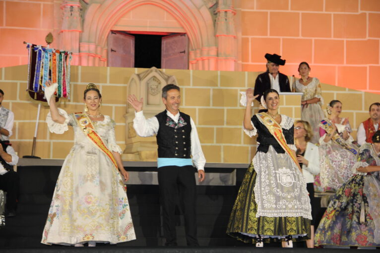 Acto homenaje a reinas y presidentes por el 75 aniversario de Fogueres Xàbia (159)