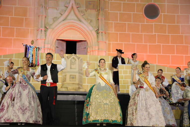 Acto homenaje a reinas y presidentes por el 75 aniversario de Fogueres Xàbia (167)