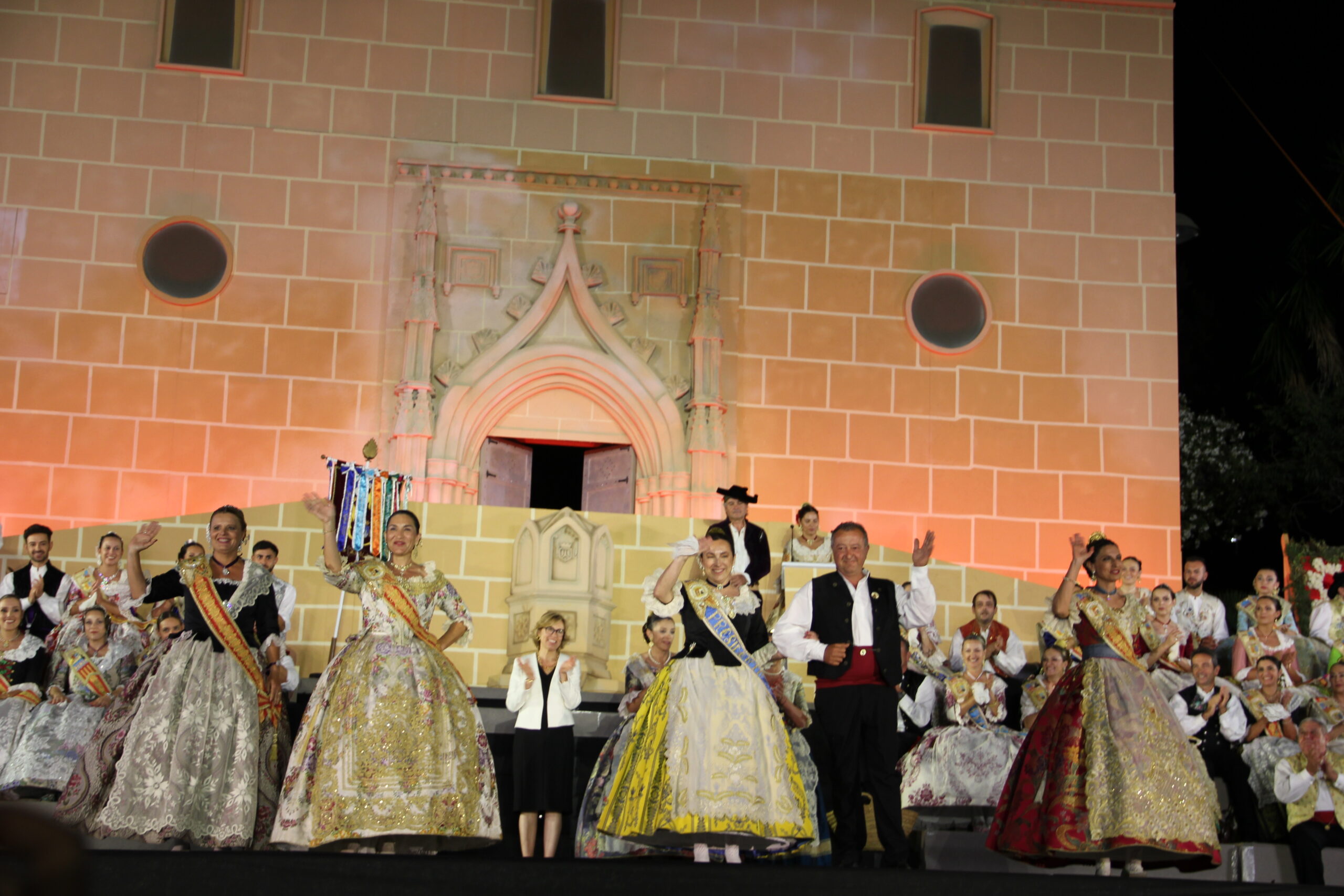 Acto homenaje a reinas y presidentes por el 75 aniversario de Fogueres Xàbia (171)