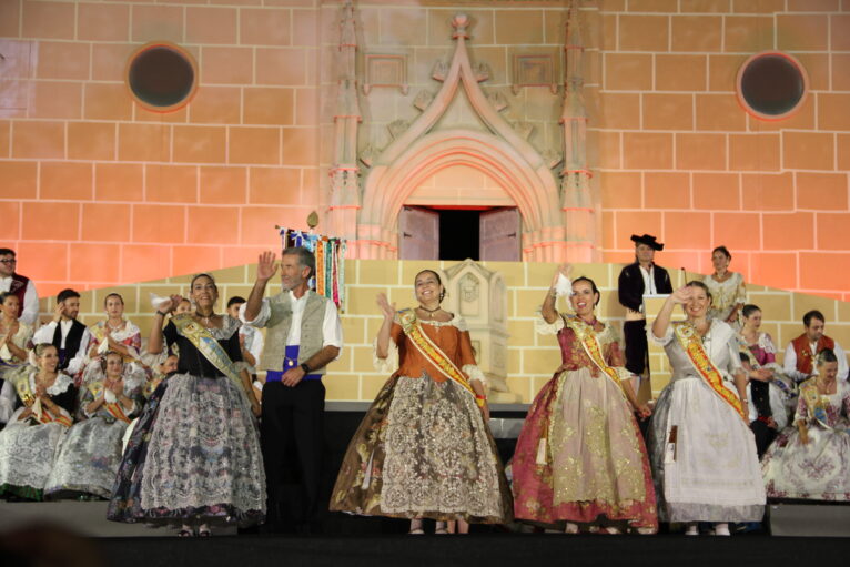 Acto homenaje a reinas y presidentes por el 75 aniversario de Fogueres Xàbia (177)