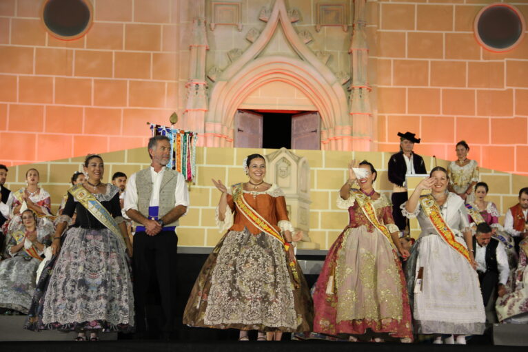 Acto homenaje a reinas y presidentes por el 75 aniversario de Fogueres Xàbia (178)