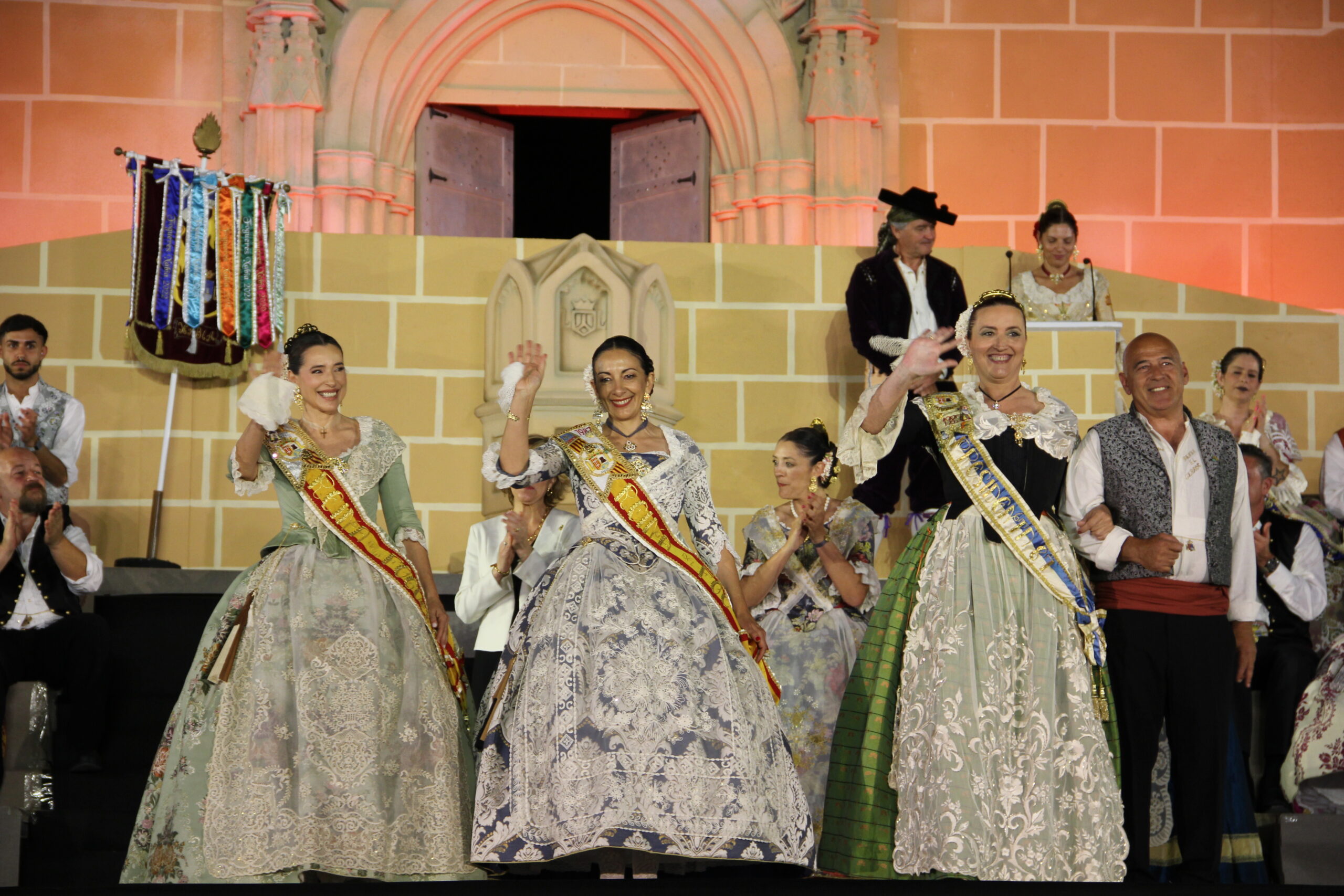 Acto homenaje a reinas y presidentes por el 75 aniversario de Fogueres Xàbia (183)