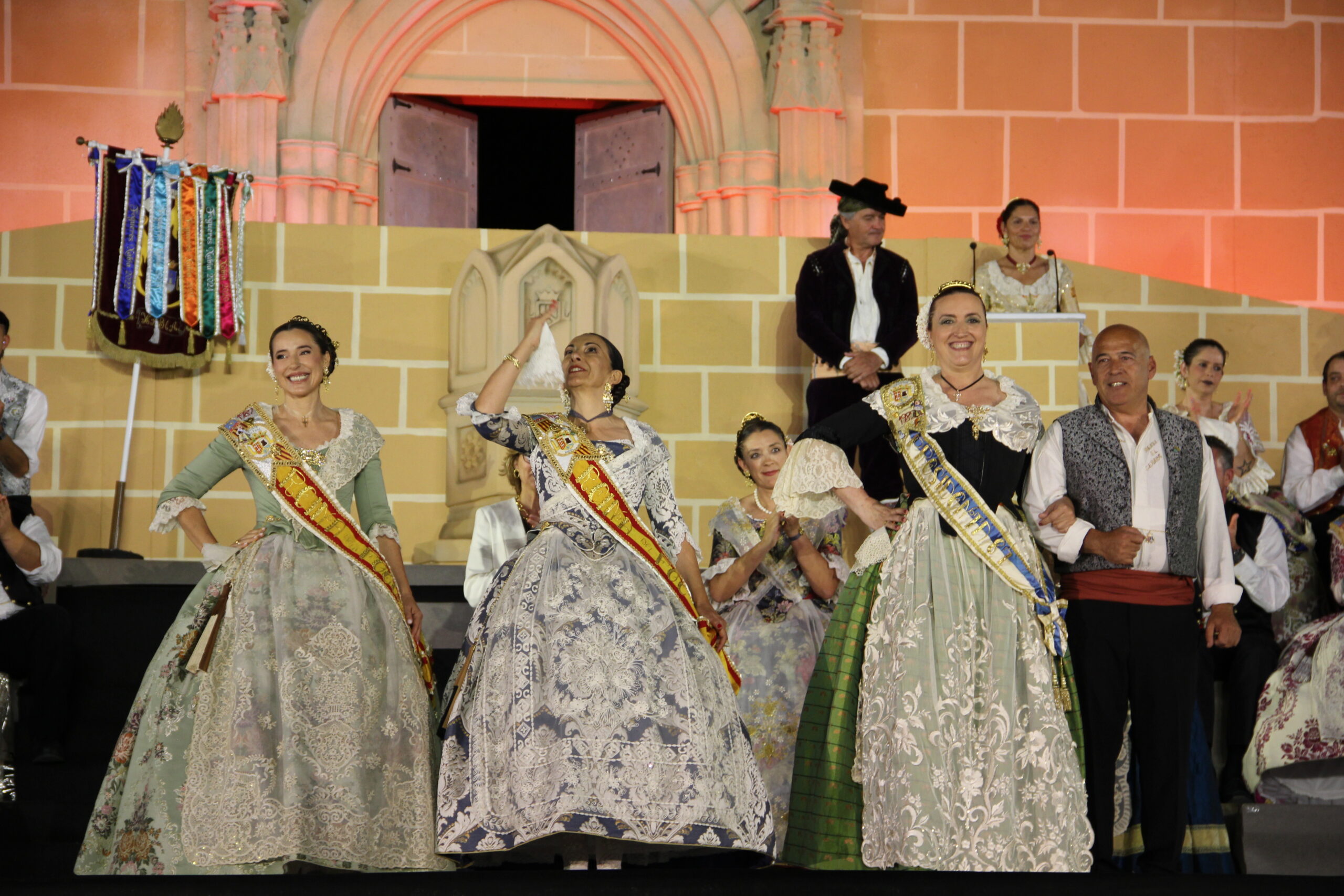 Acto homenaje a reinas y presidentes por el 75 aniversario de Fogueres Xàbia (184)