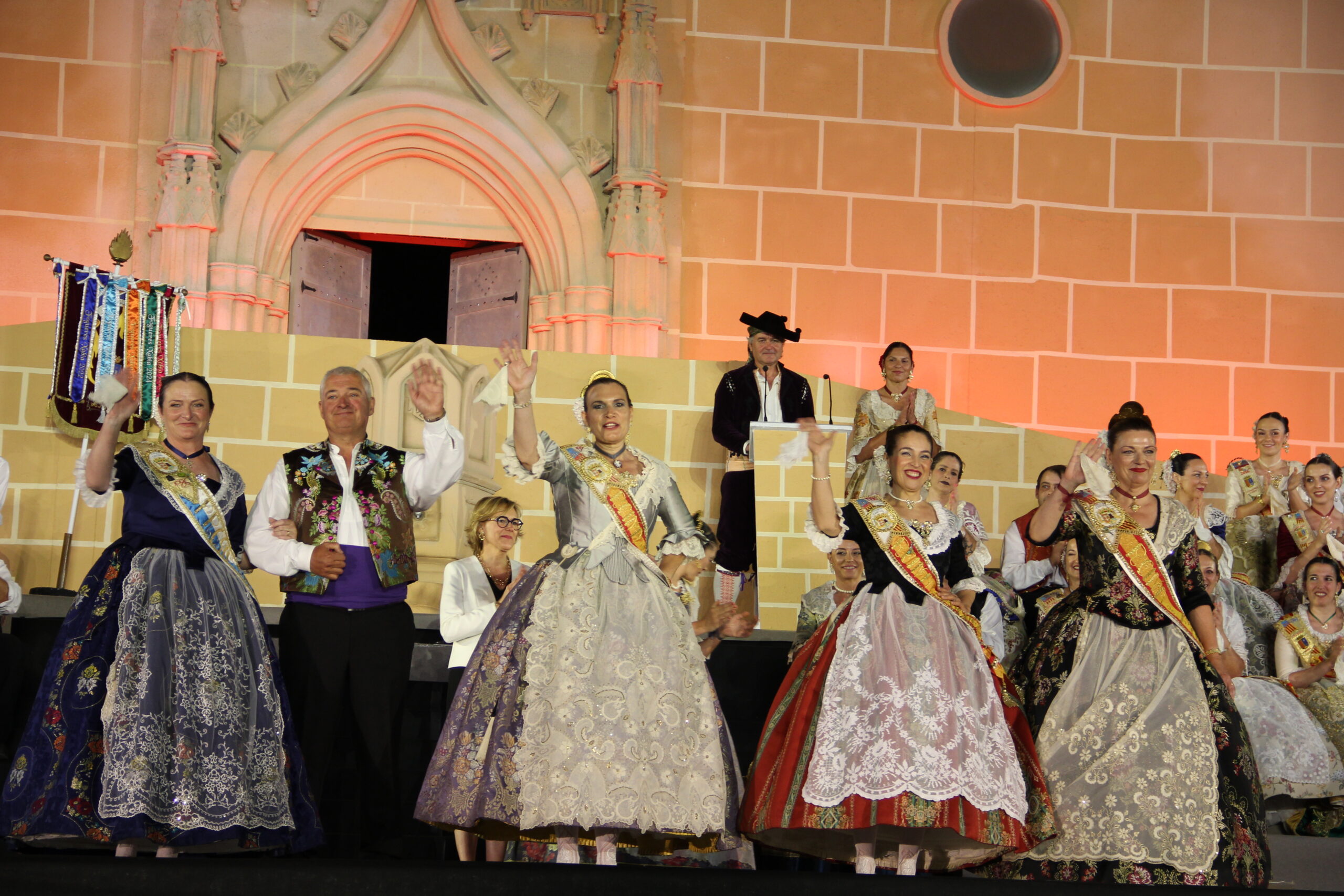 Acto homenaje a reinas y presidentes por el 75 aniversario de Fogueres Xàbia (185)