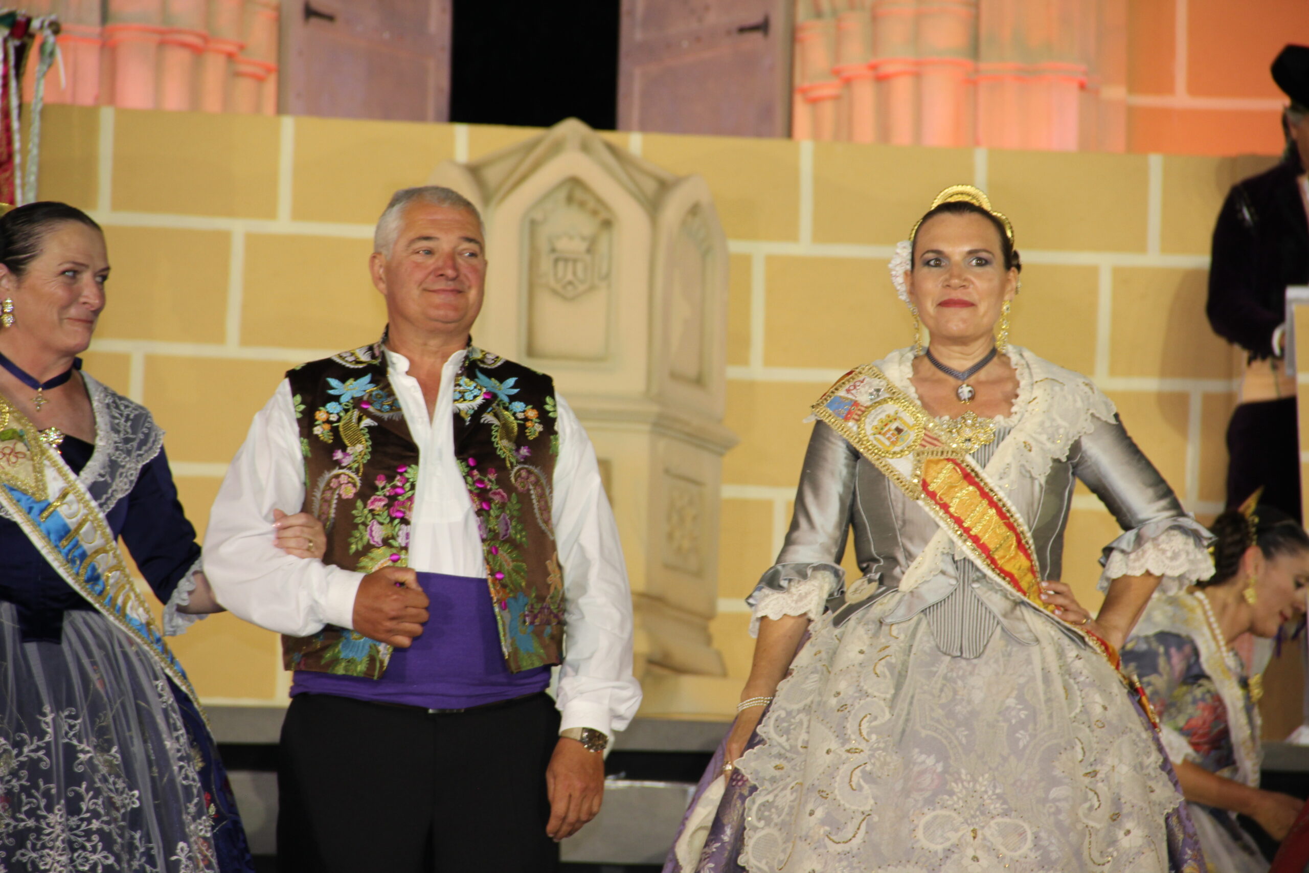 Acto homenaje a reinas y presidentes por el 75 aniversario de Fogueres Xàbia (187)