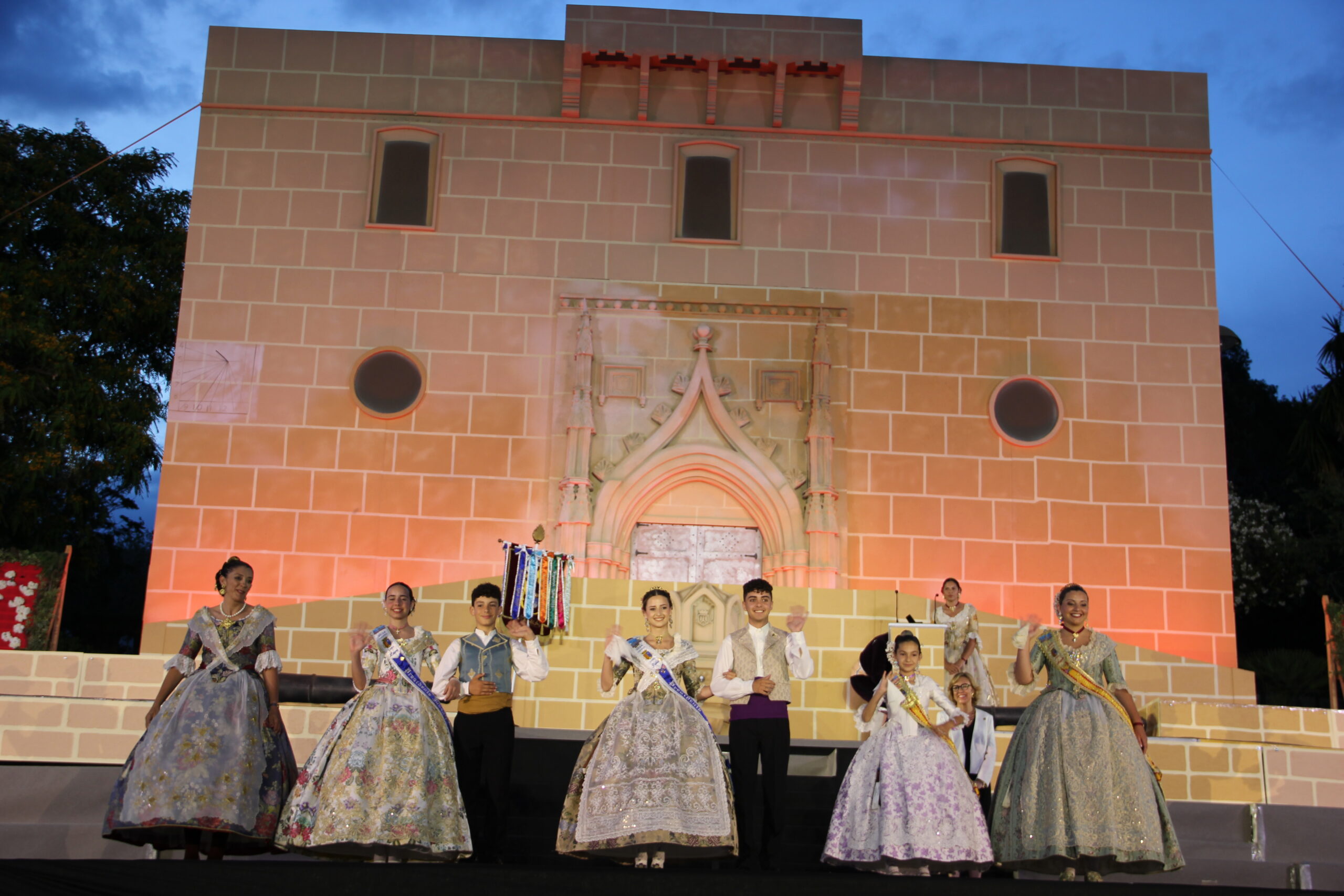 Acto homenaje a reinas y presidentes por el 75 aniversario de Fogueres Xàbia (19)