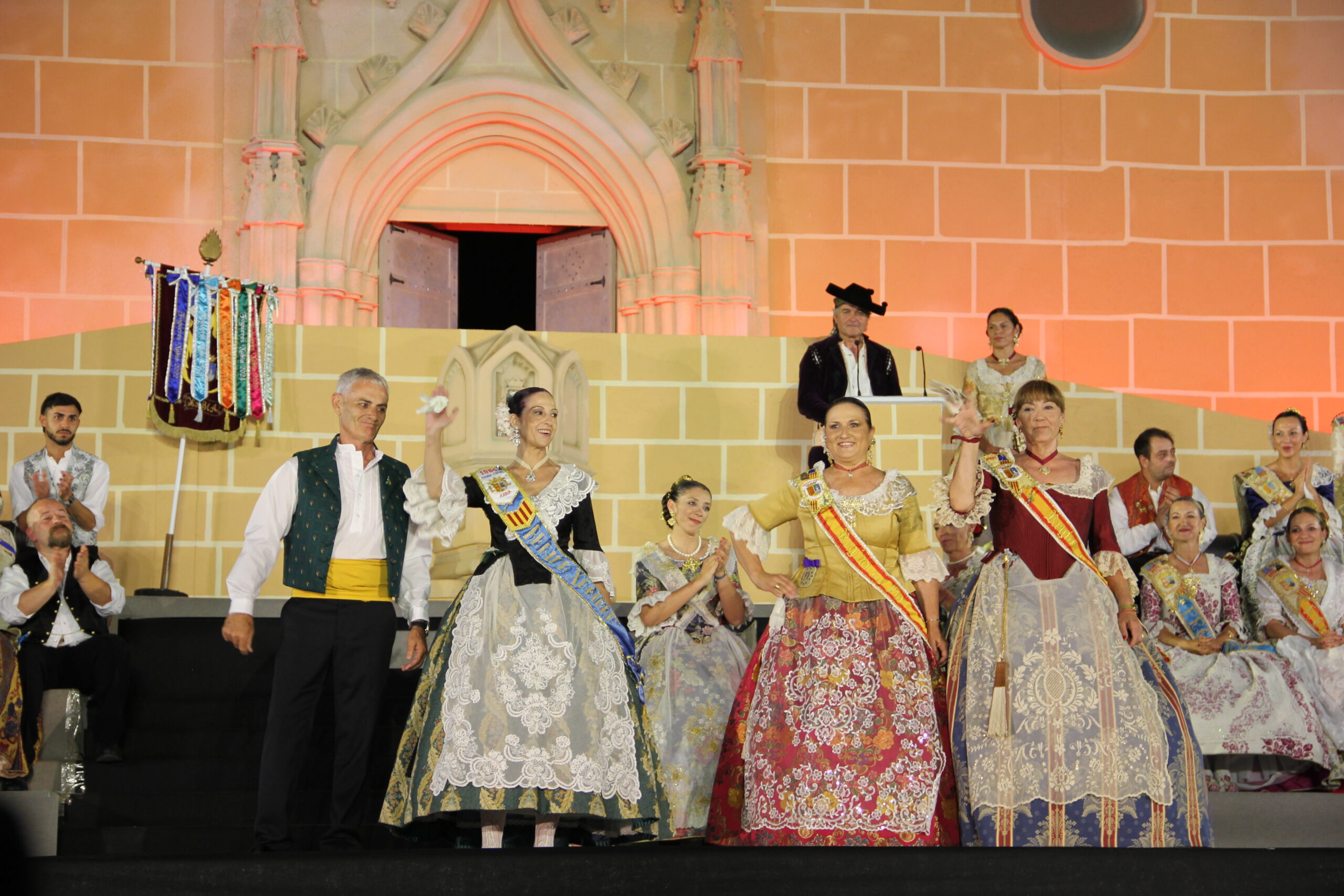 Acto homenaje a reinas y presidentes por el 75 aniversario de Fogueres Xàbia (192)