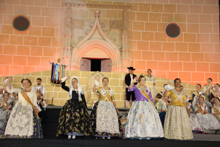 Acto homenaje a reinas y presidentes por el 75 aniversario de Fogueres Xàbia (194)