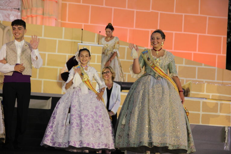 Acto homenaje a reinas y presidentes por el 75 aniversario de Fogueres Xàbia (20)