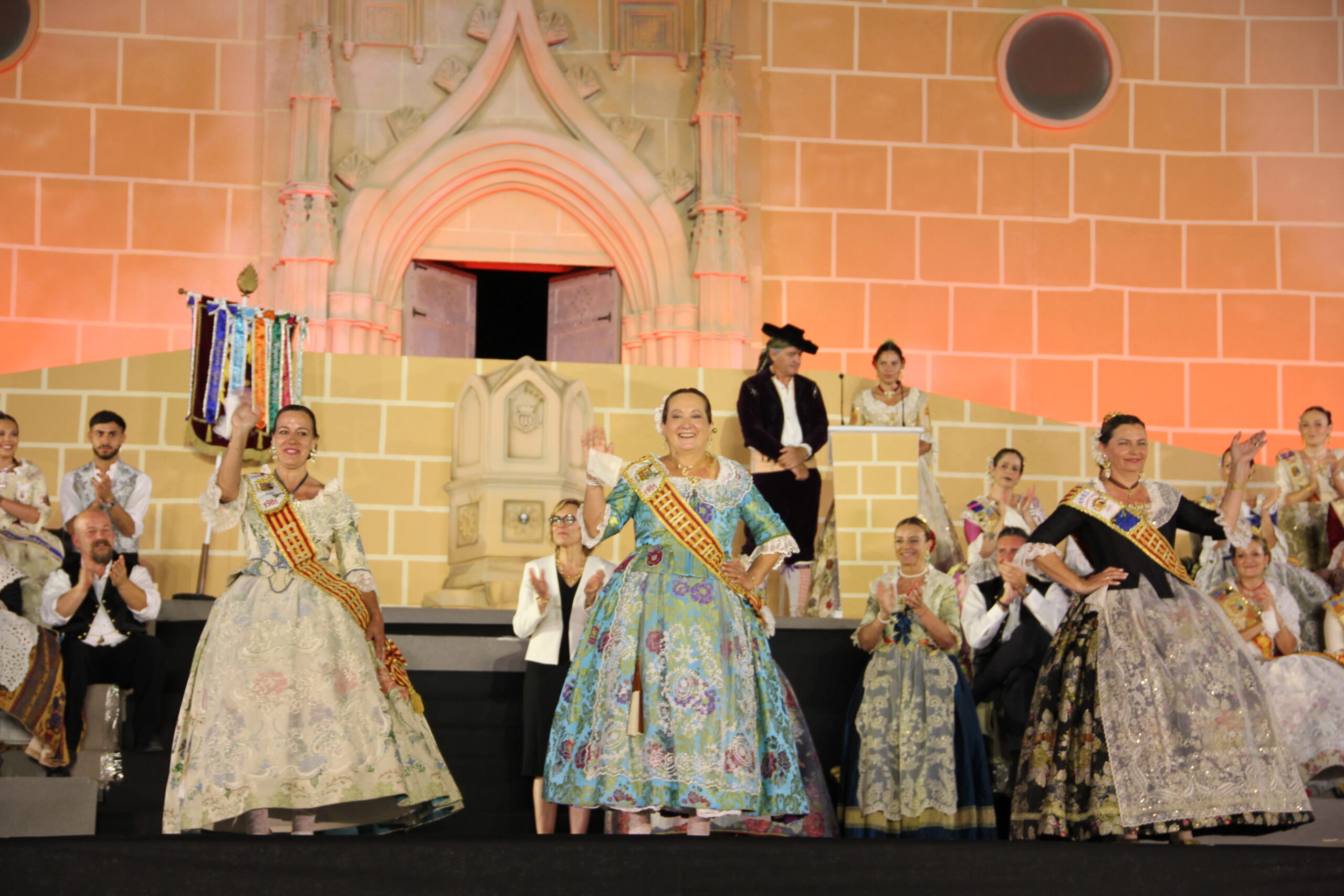 Acto homenaje a reinas y presidentes por el 75 aniversario de Fogueres Xàbia (202)