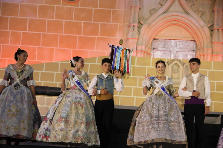 Acto homenaje a reinas y presidentes por el 75 aniversario de Fogueres Xàbia (21)