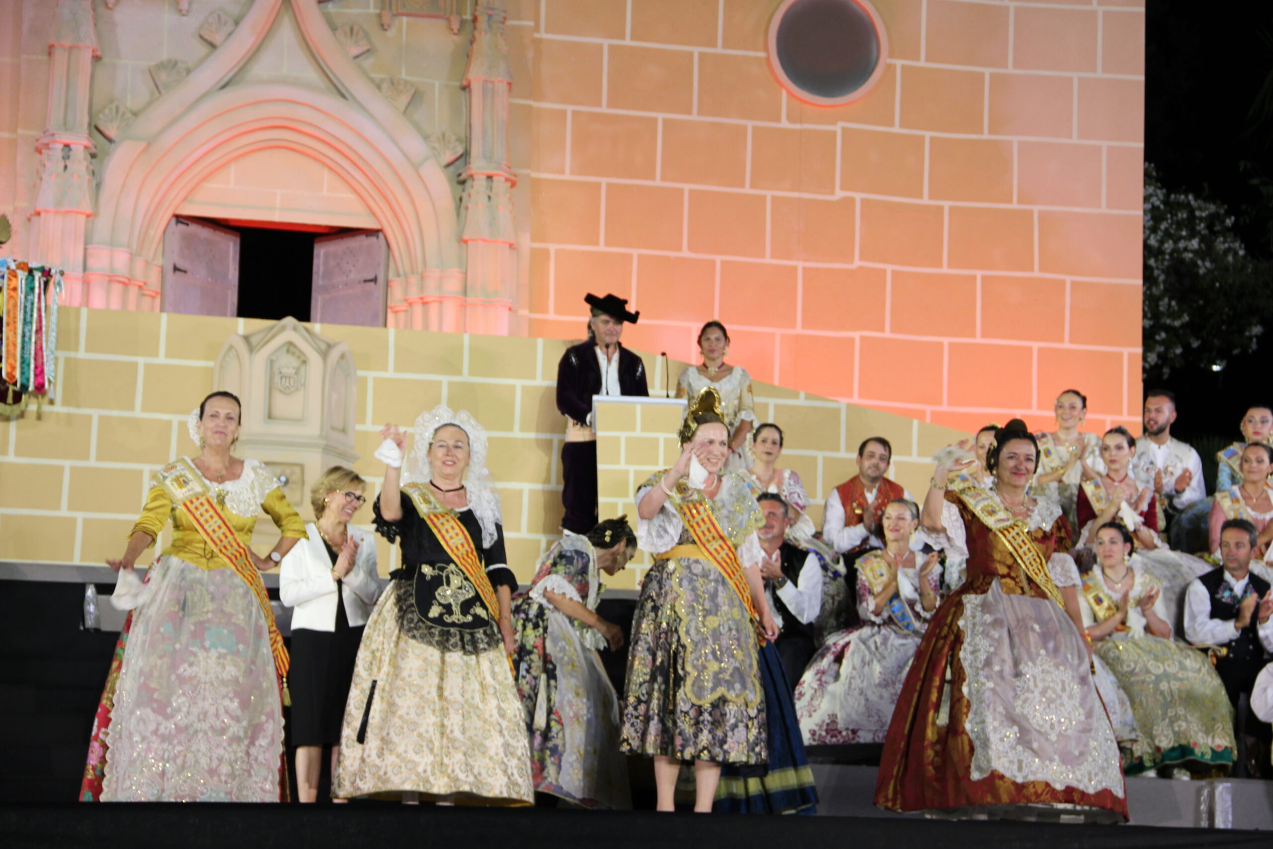 Acto homenaje a reinas y presidentes por el 75 aniversario de Fogueres Xàbia (210)