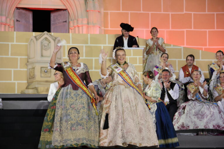 Acto homenaje a reinas y presidentes por el 75 aniversario de Fogueres Xàbia (225)