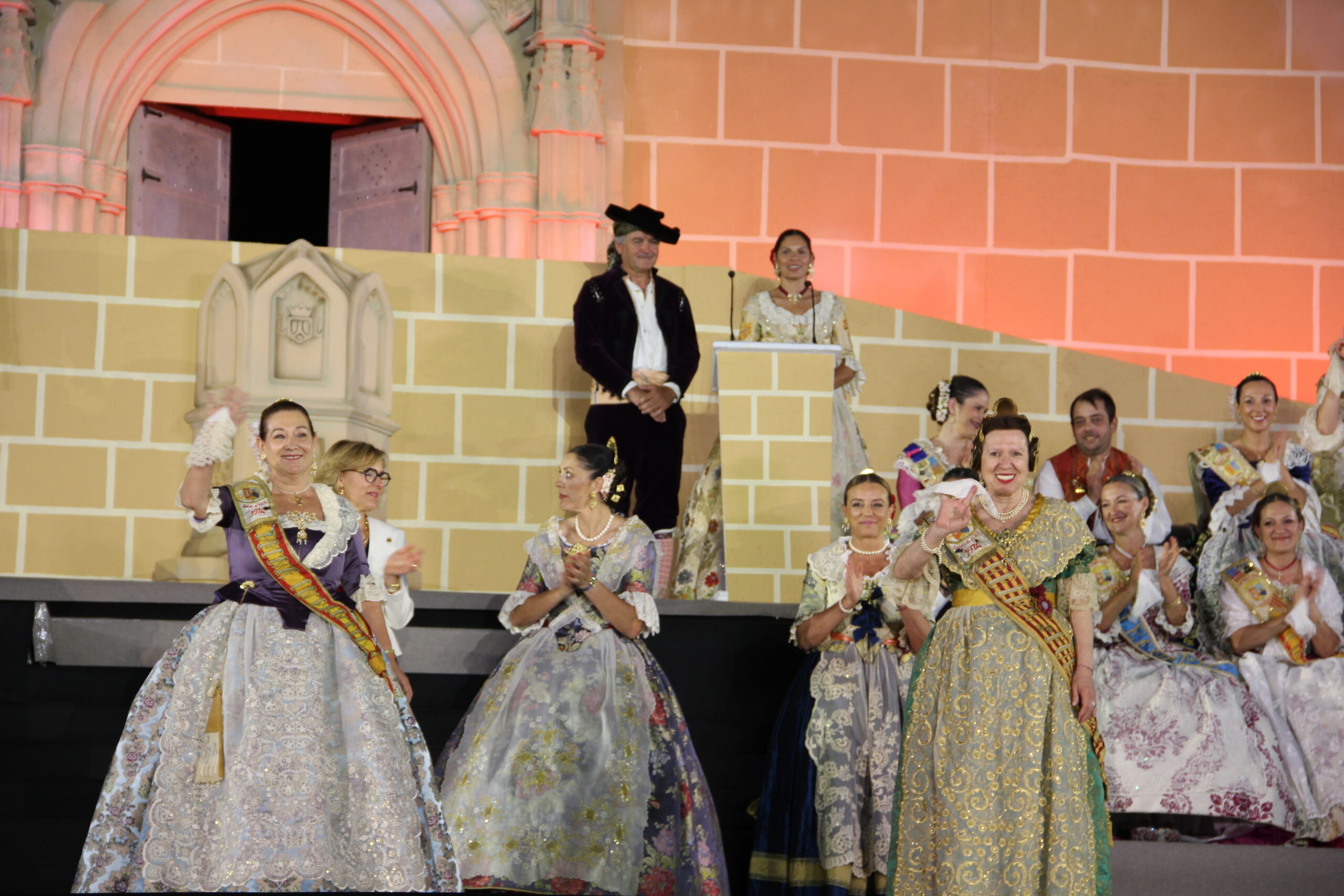 Acto homenaje a reinas y presidentes por el 75 aniversario de Fogueres Xàbia (229)