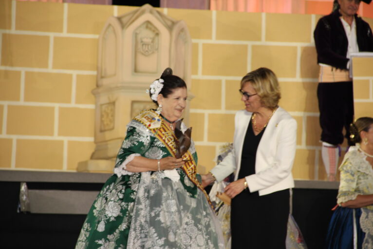 Acto homenaje a reinas y presidentes por el 75 aniversario de Fogueres Xàbia (240)