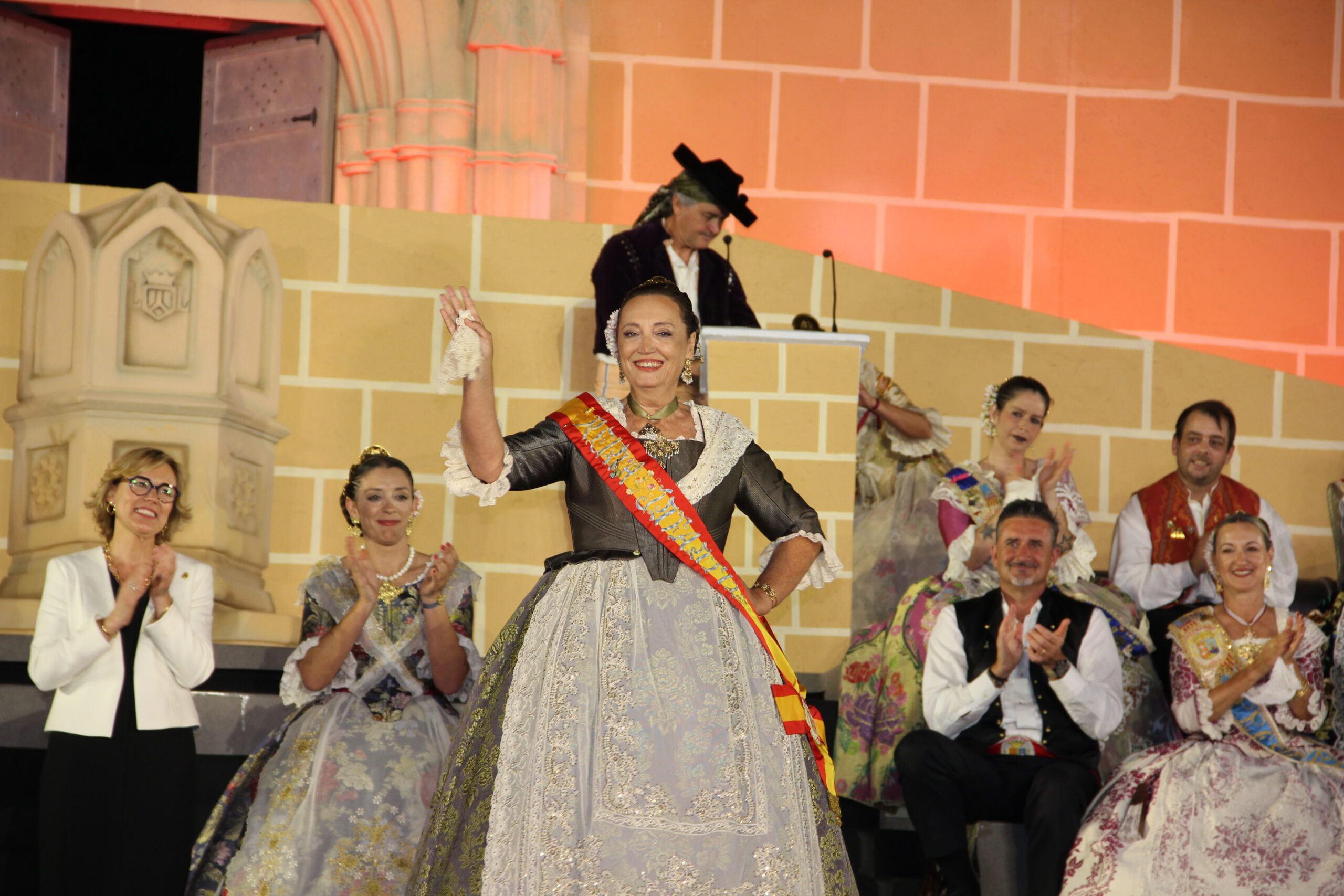 Acto homenaje a reinas y presidentes por el 75 aniversario de Fogueres Xàbia (250)