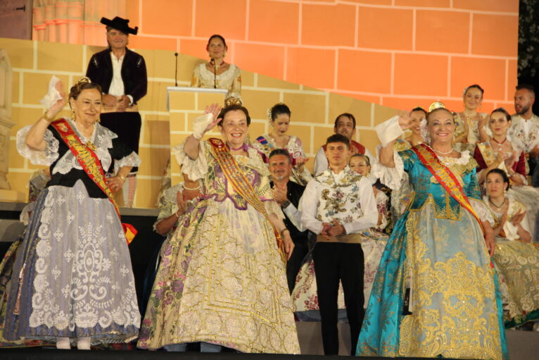 Acto homenaje a reinas y presidentes por el 75 aniversario de Fogueres Xàbia (252)