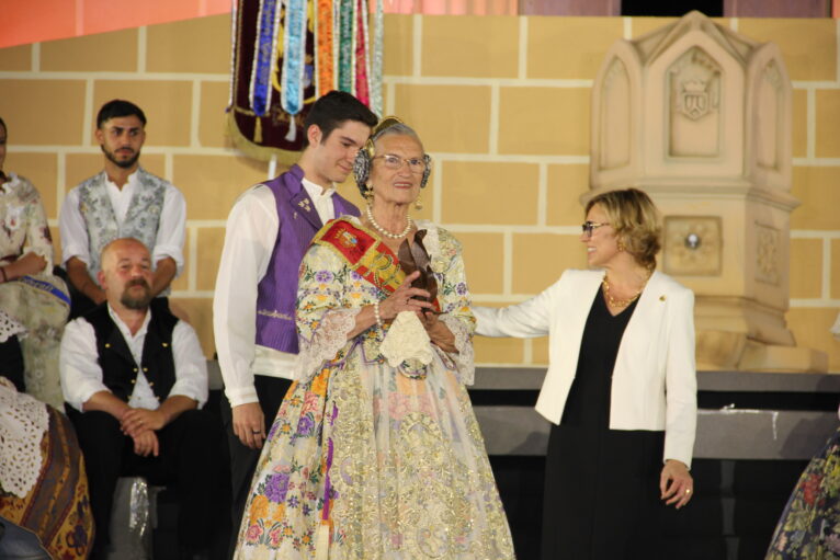 Acto homenaje a reinas y presidentes por el 75 aniversario de Fogueres Xàbia (262)