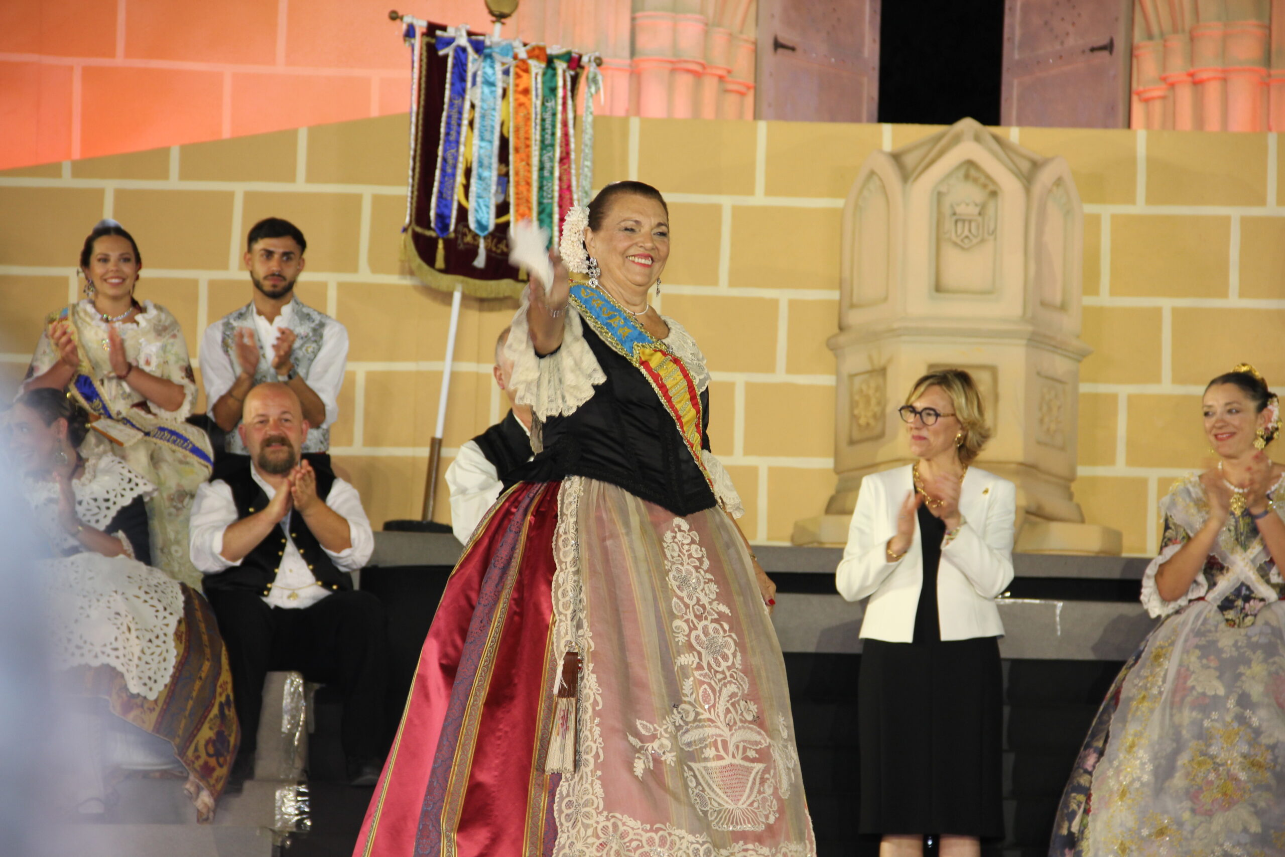 Acto homenaje a reinas y presidentes por el 75 aniversario de Fogueres Xàbia (271)