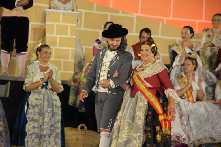 Acto homenaje a reinas y presidentes por el 75 aniversario de Fogueres Xàbia (275)