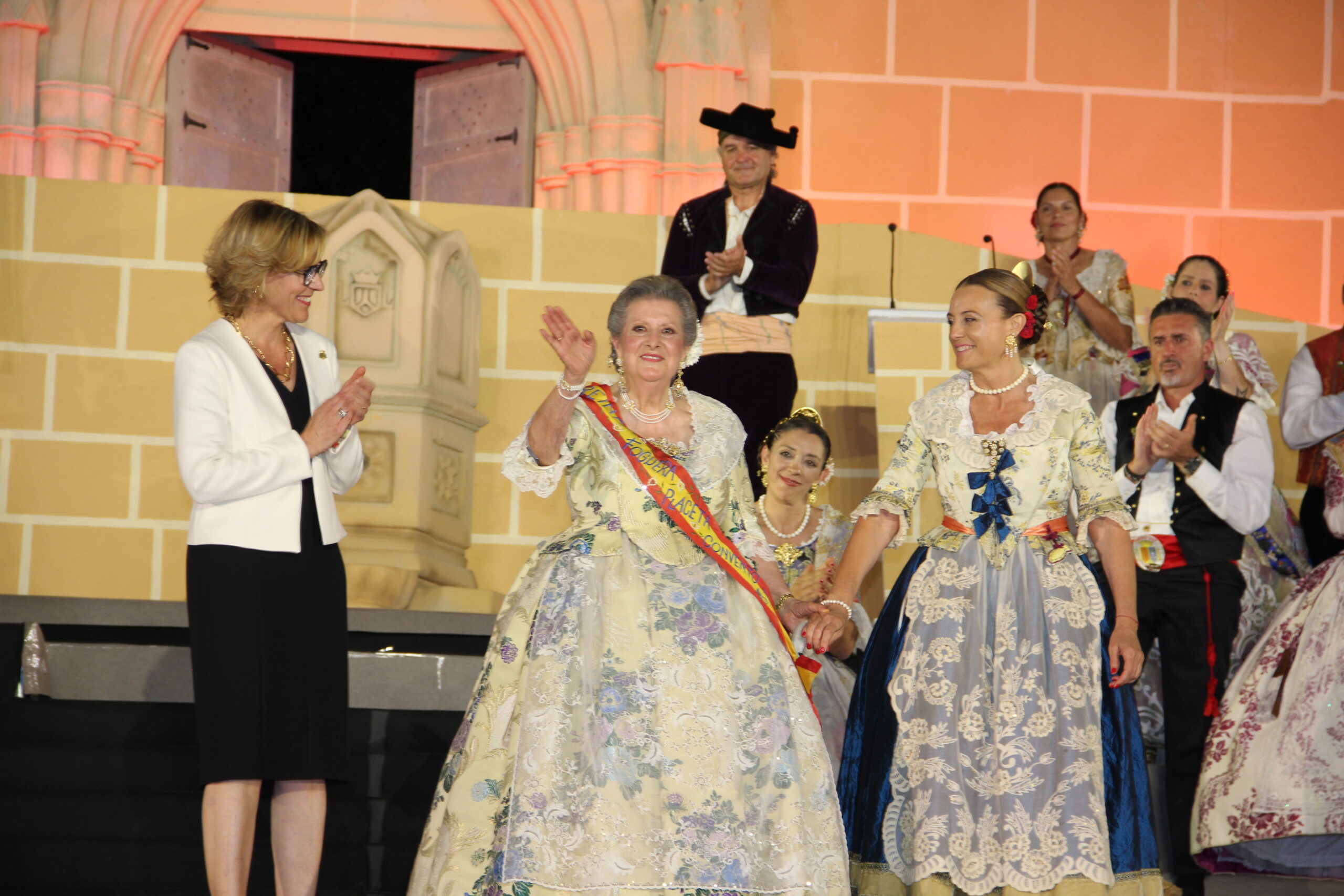 Acto homenaje a reinas y presidentes por el 75 aniversario de Fogueres Xàbia (280)