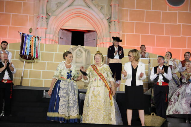 Imagen: Gertrudis Tena, reina infantil de 1950 en el acto homenaje a reinas y presidentes por el 75 aniversario de Fogueres Xàbia