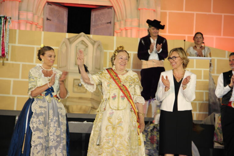 Acto homenaje a reinas y presidentes por el 75 aniversario de Fogueres Xàbia (286)