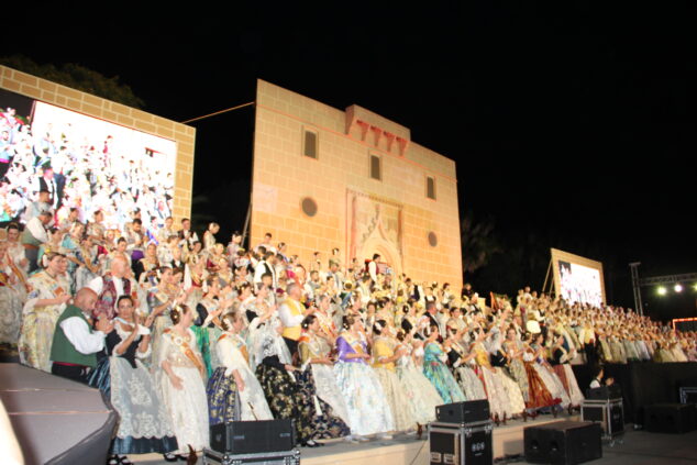 Imagen: Escenario al completo del acto homenaje a reinas y presidentes por el 75 aniversario de Fogueres Xàbia