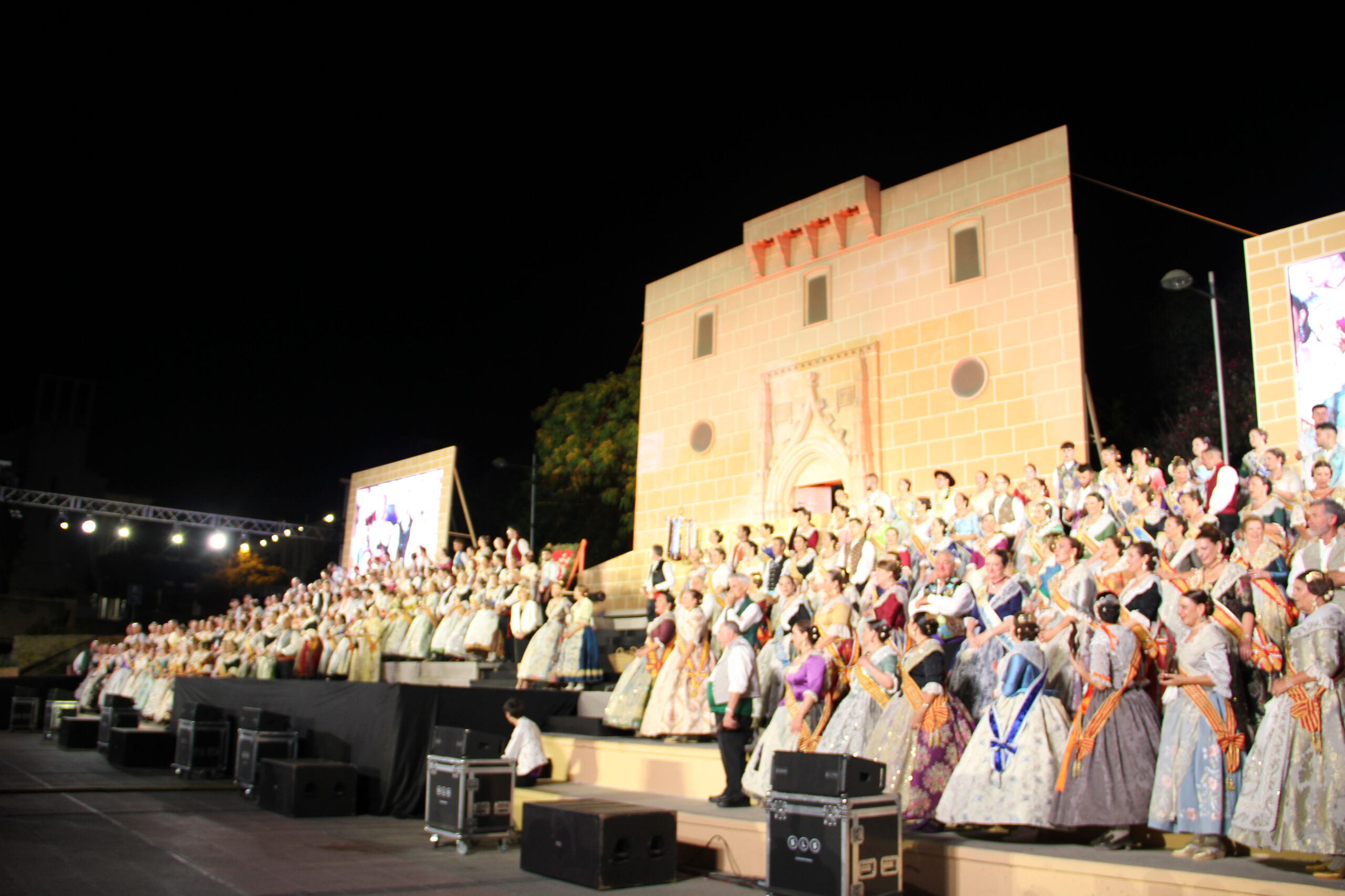 Acto homenaje a reinas y presidentes por el 75 aniversario de Fogueres Xàbia (301)