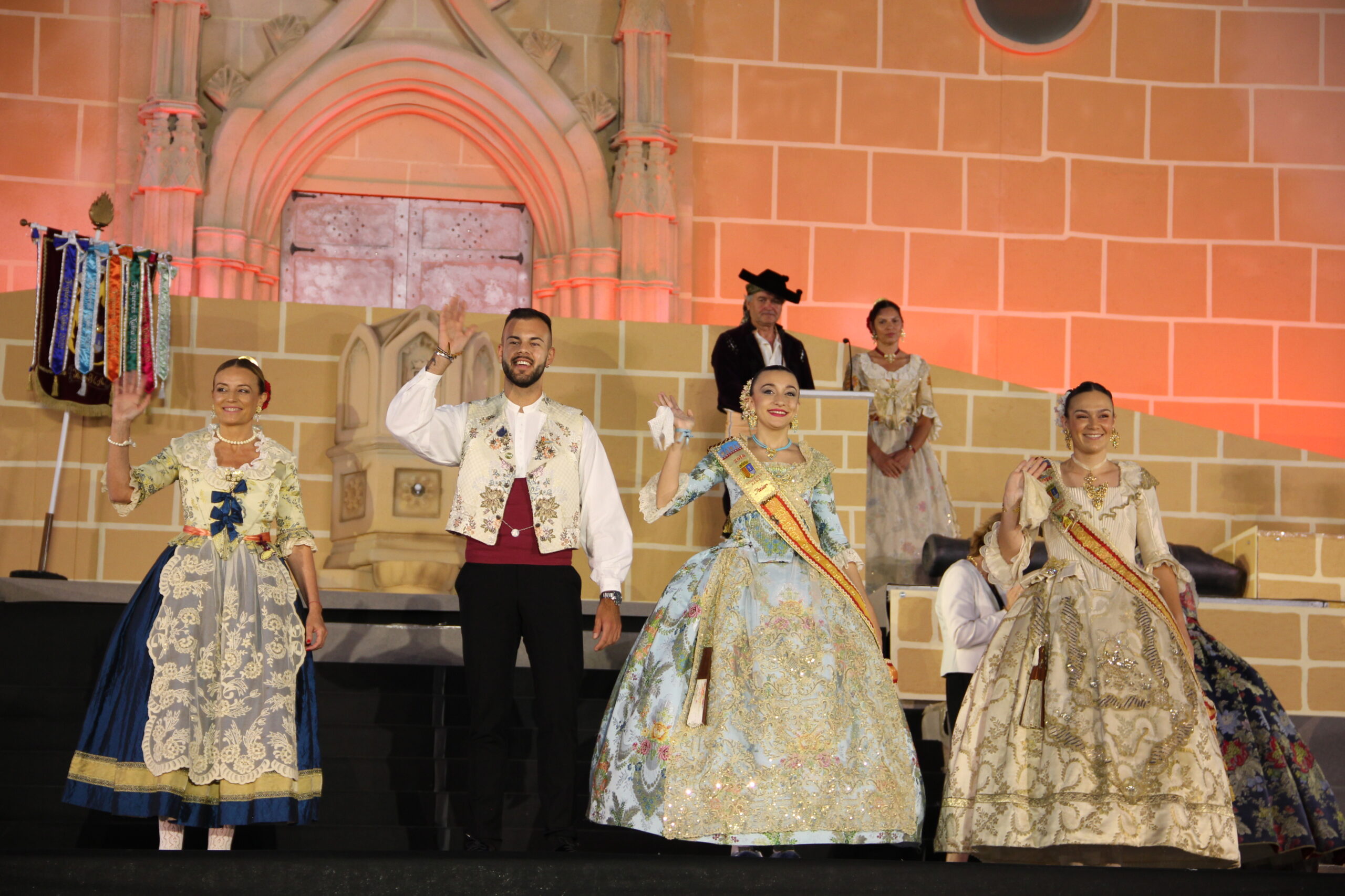 Acto homenaje a reinas y presidentes por el 75 aniversario de Fogueres Xàbia (58)