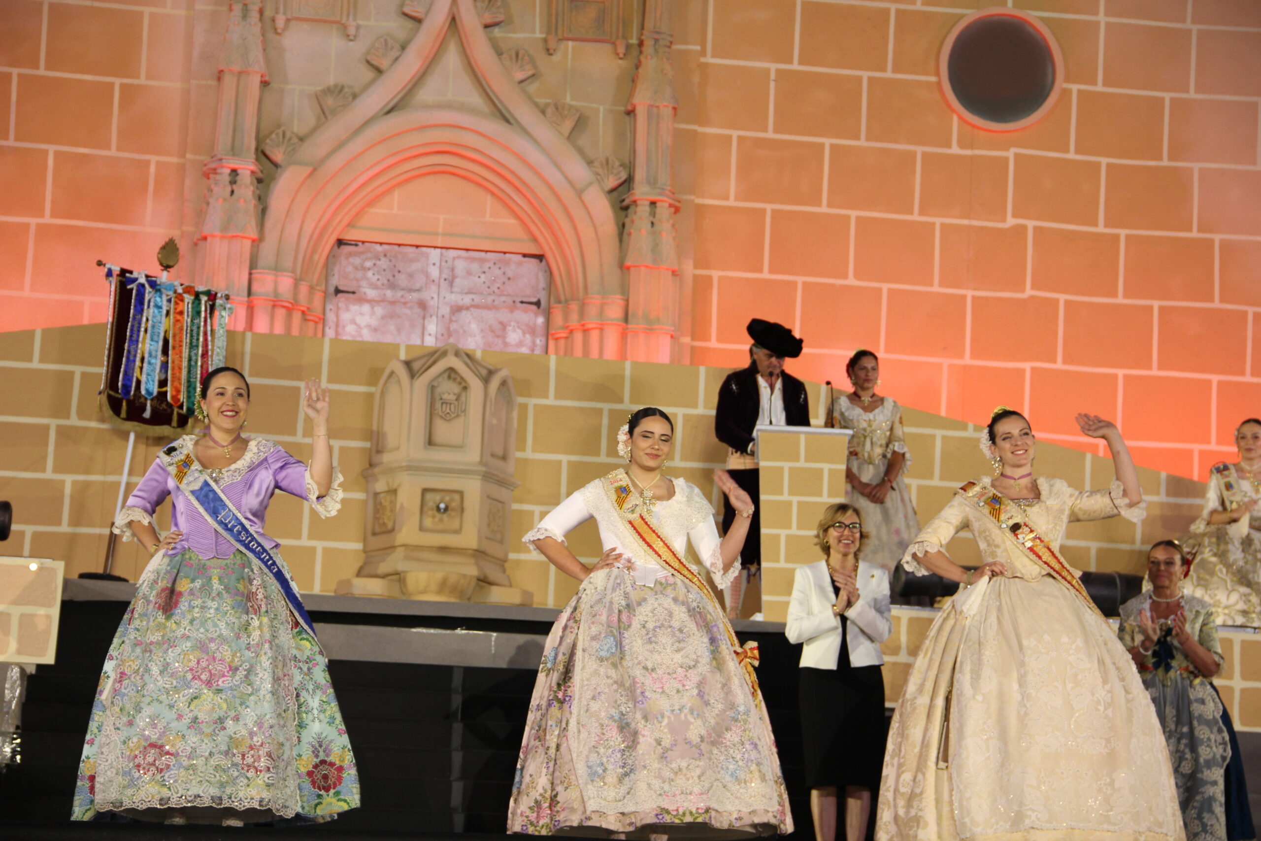 Acto homenaje a reinas y presidentes por el 75 aniversario de Fogueres Xàbia (63)