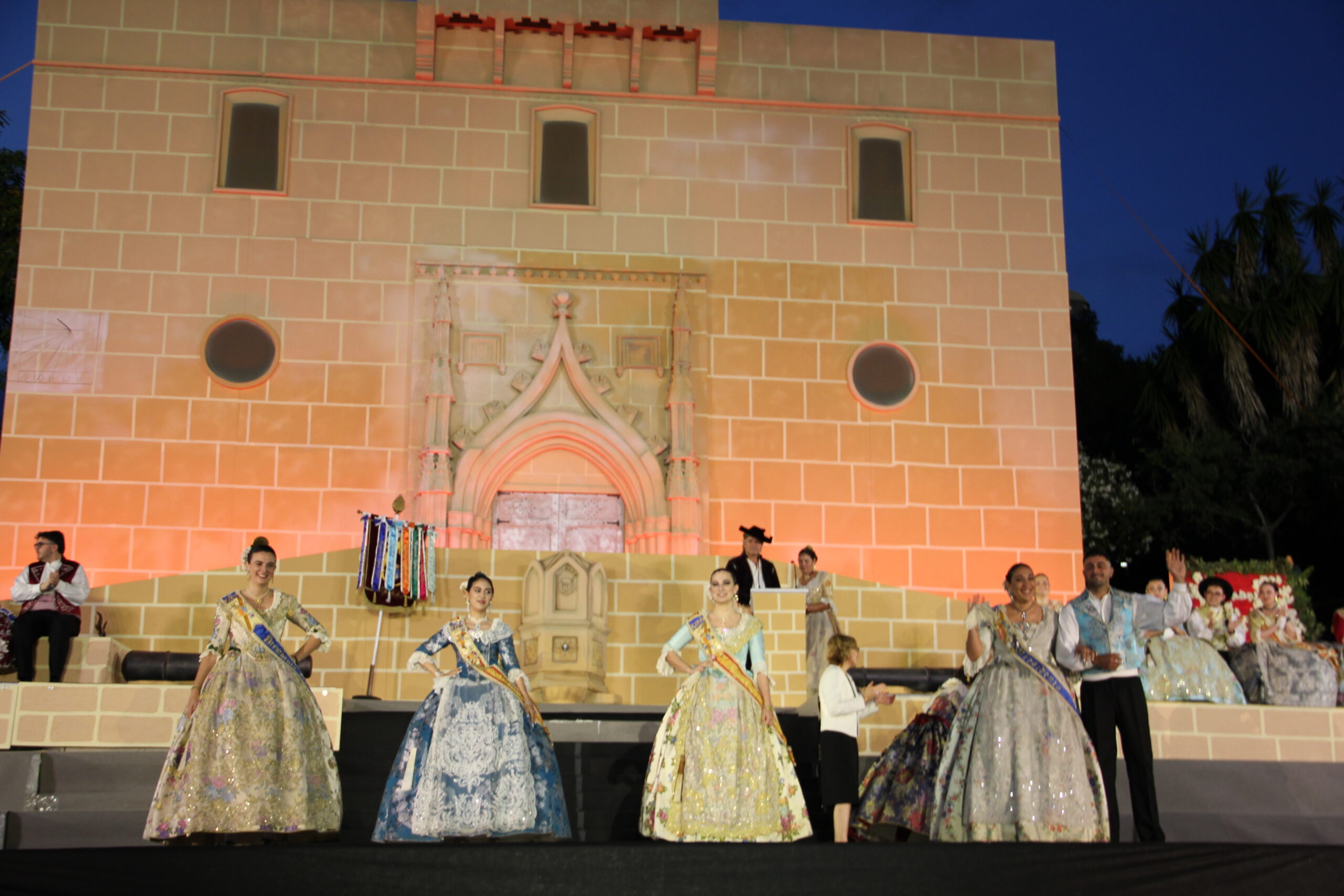 Acto homenaje a reinas y presidentes por el 75 aniversario de Fogueres Xàbia (71)