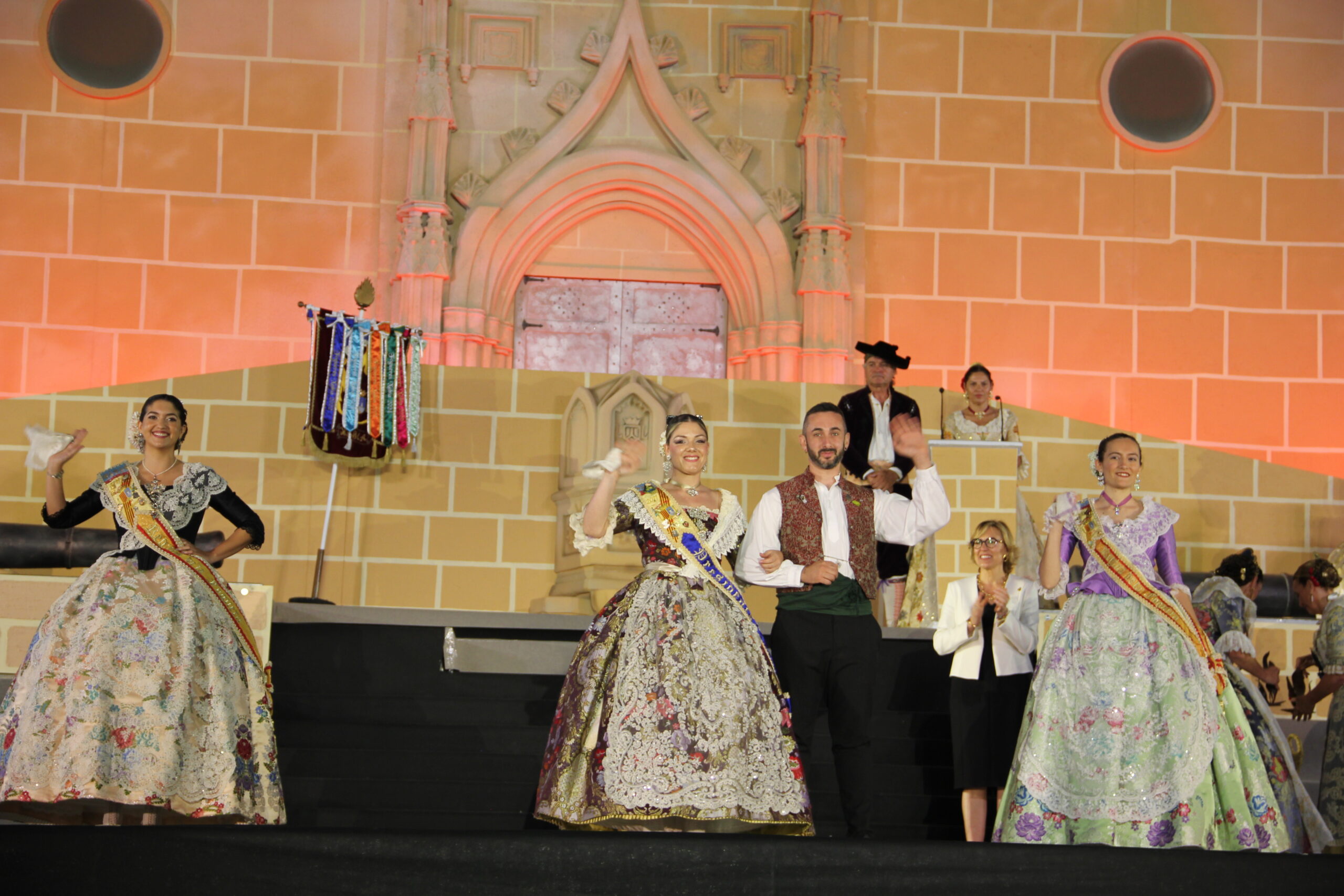 Acto homenaje a reinas y presidentes por el 75 aniversario de Fogueres Xàbia (74)