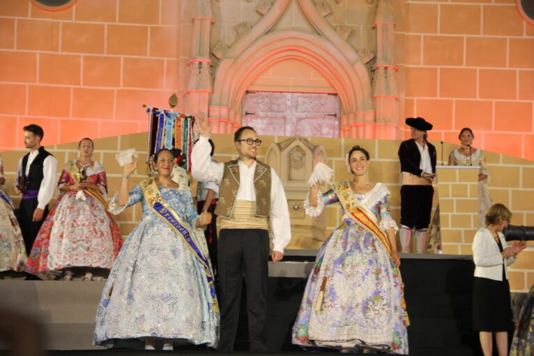 Acto homenaje a reinas y presidentes por el 75 aniversario de Fogueres Xàbia (87)