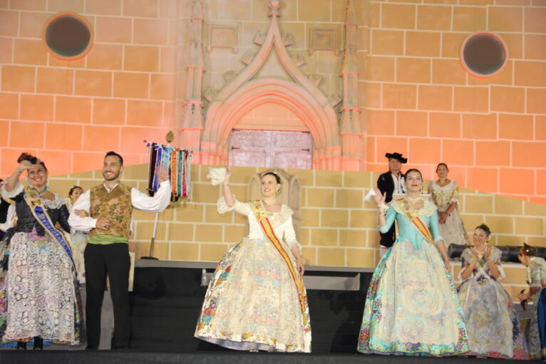 Acto homenaje a reinas y presidentes por el 75 aniversario de Fogueres Xàbia (91)