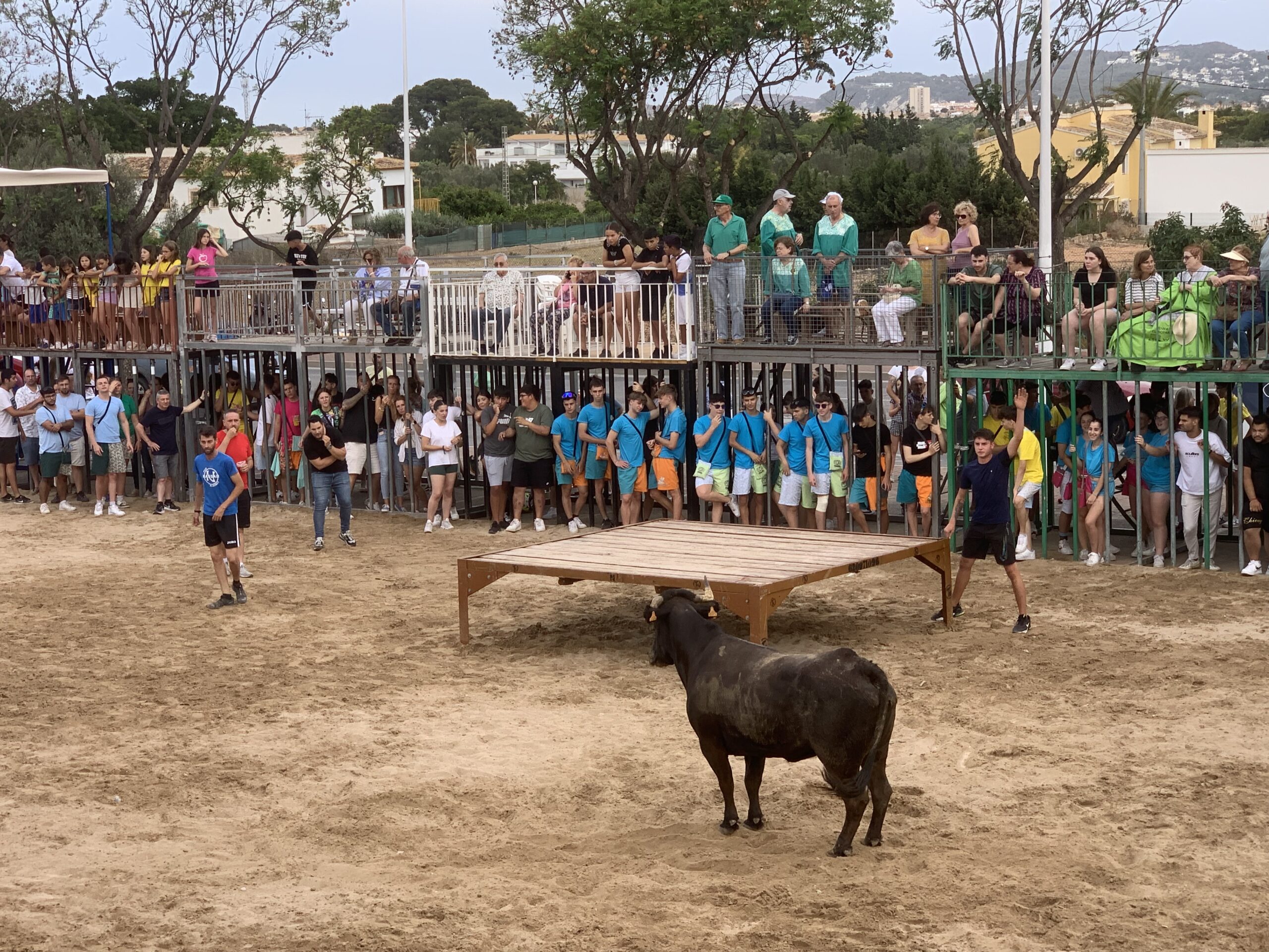 Ambiente en la sesión taurina de Fogueres Xàbia 2024 (18)