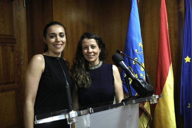 Imagen: Aurora Ferrer y Verónica Blasco, autoras del libro de 'Fogueres, 75 anys de festa'