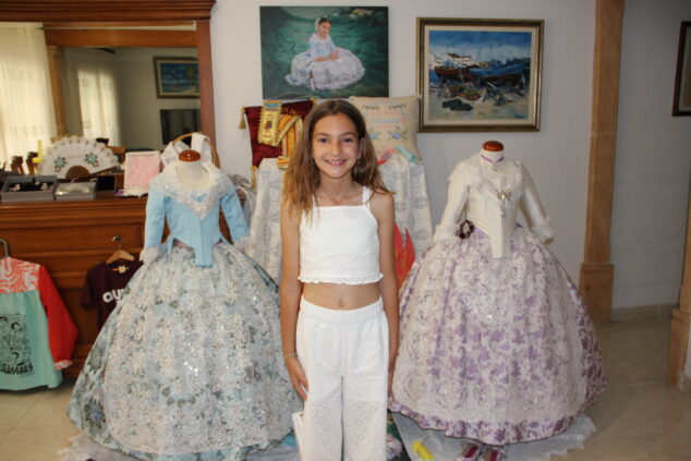 Imagen: Claudia, regina infantil de la Foguera 2024, junto a sus trajes