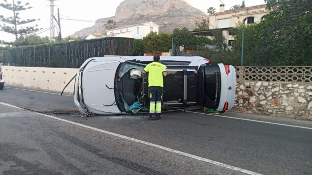 Imagen: Coche volcado por el accidente en la carretera de Jesús Pobre