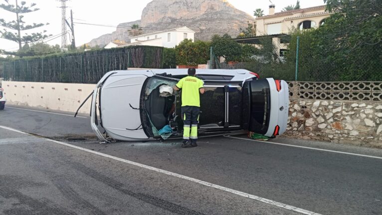 Coche volcado por el accidente en la carretera de Jesús Pobre