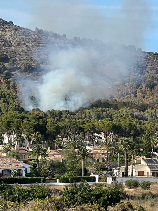 Imagen: Gran humareda por el incendio declarado en el Montgó de Xàbia