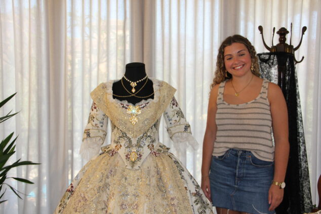 Imagen: Àngela Tachó con uno de sus trajes y mantilla