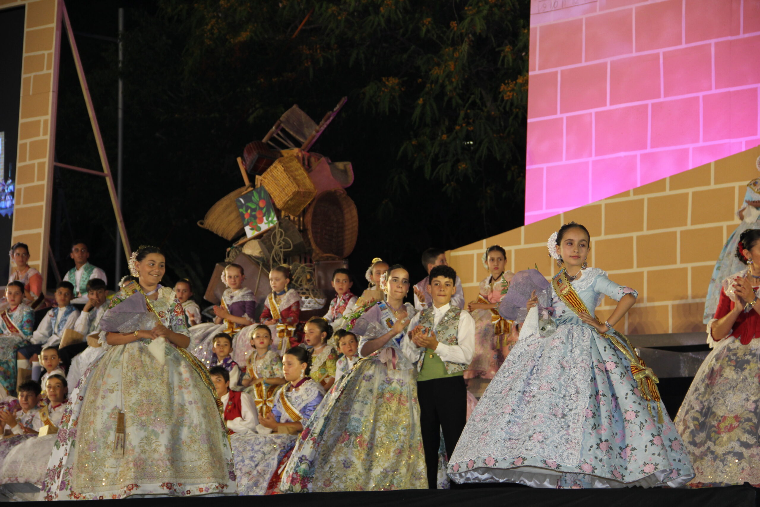 Damas infantiles en la Proclamación de la Reina Infantil de Fogueres Xàbia 2024